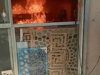 fire broke out at a laser shop in mira road residents panicked | मीरारोड मधील लेझर काम करणाऱ्या दुकानात आग लागल्याने रहिवासी भयभीत