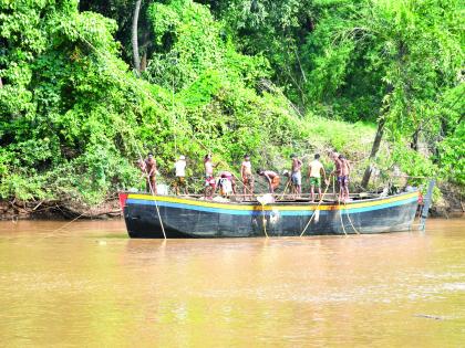 Curly bridge safety threatened, illegal sand looting | कर्ली पुलाची सुरक्षितता धोक्यात, बेकायदा वाळूची लूट