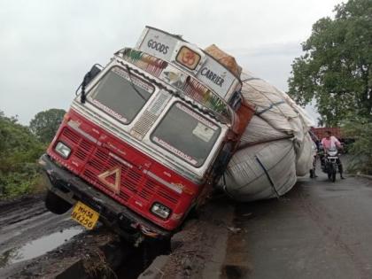 Truck overturns in Chandrapur district; No casualties | चंद्रपूर जिल्ह्यात ट्रक उलटला; जिवीतहानी नाही