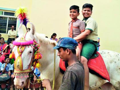 Ratnagiri: Students enjoy looted horses, Sati-Chinchhari primary school in Chiplun | रत्नागिरी : विद्यार्थ्यांनी लुटला घोडेस्वारीचा आनंद, चिपळुणातील सती-चिंचघरी प्राथमिक शाळा