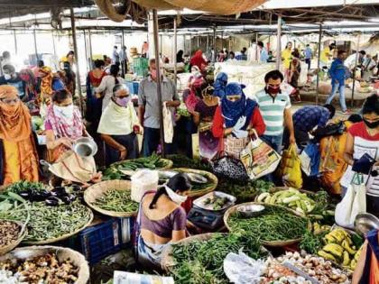 Pune Lockdown : Prices increasing of fruits and vegetable after the announcement lockdown; Huge crowd of people for shopping | Pune Lockdown: लाॅकडाऊनच्या घोषणेनंतर फळभाज्या, भाजीपाल्याचे दर कडाडले; पुणेकरांची खरेदीसाठी प्रचंड गर्दी