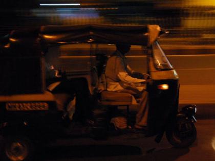 He sitting as a passenger and theft autorickshaw by fearing to be beaten stone | प्रवासी म्हणून बसले अन् दगडाने मारहाण करण्याचा धाक दाखवत रिक्षा घेऊन पसार झाले