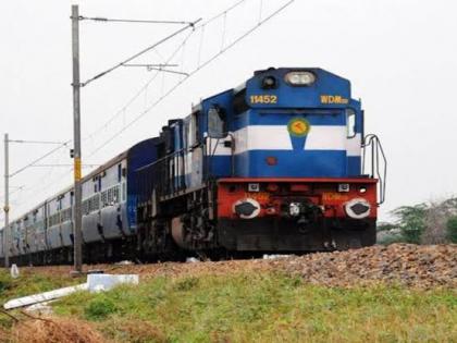 Cyclone Tauktae: 61 trains of Western Railway including Pune-Bhuj Express cancelled due to Tautke' cyclone | Cyclone Tauktae : 'तौत्के' चक्रीवादळामुळे 'पुणे - भुज एक्सप्रेस'सह पश्चिम रेल्वेच्या ६१ गाड्या रद्द