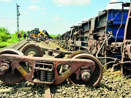An inquiry will be held into the train accident on Narkhed railway line | नरखेड रेल्वे मार्गावरील मालगाडी अपघाताची होणार चौकशी An inquiry will be held into the train accident on Narkhed railway line | नरखेड रेल्वे मार्गावरील मालगाडी अपघाताची होणार चौकशी