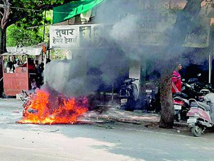 bike burnt in the sun in five minutes | उन्हात उभी असलेली दुचाकी पाच मिनिटांत खाक