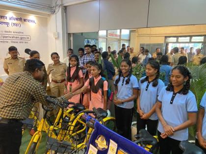 Diwali gift of RTO to needy girls | गरजू मुलींना ‘आरटीओ’ची अशीही दिवाळी भेट