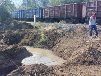 Nagpur-Mumbai railway track is in danger due to leakage in water channel | जलवाहिनीला लागलेल्या गळतीमुळे नागपूर-मुंबई रेल्वे ट्रॅकला धोका