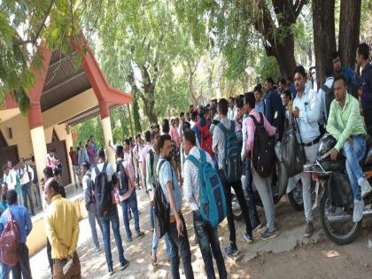 The railway employees were agitated because the exam was not on time; Agitation of Ajanite candidates |  परीक्षा वेळेवर न झाल्याने भडकले रेल्वे कर्मचारी; अजनीत उमेदवारांचे आंदोलन