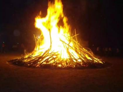 Use an open ground for Holika dahan, Dholavad | होलिकादहन, धुळवडसाठी मोकळ्या मैदानाचा वापर करा