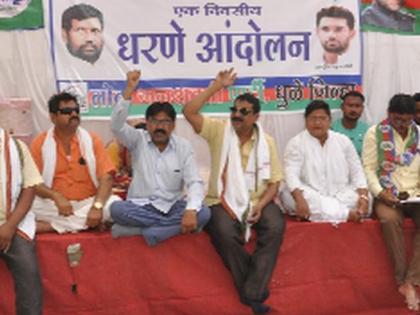 Movement Against Standing Chairmen | स्थायी सभापतींच्या विरोधात आंदोलन Movement Against Standing Chairmen | स्थायी सभापतींच्या विरोधात आंदोलन