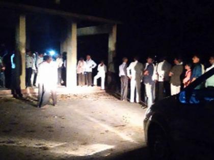 Funeral in the light of the vehicle | वाहनाच्या प्रकाशात अंत्यसंस्कार Funeral in the light of the vehicle | वाहनाच्या प्रकाशात अंत्यसंस्कार