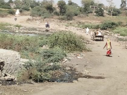 Disadvantages due to lack of bridges in Amravati river basin | अमरावती नदीपात्रात पूल नसल्याने गैरसोय Disadvantages due to lack of bridges in Amravati river basin | अमरावती नदीपात्रात पूल नसल्याने गैरसोय