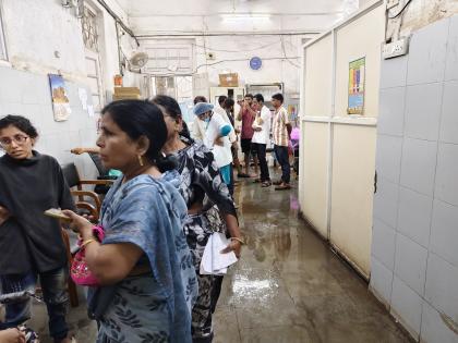 The accident department of CPR Hospital is in a state of disarray, the condition of the patients is critical | Kolhapur: सीपीआर रुग्णालयातील अपघात विभागात पाणीच पाणी, रुग्णांचे हाल The accident department of CPR Hospital is in a state of disarray, the condition of the patients is critical | Kolhapur: सीपीआर रुग्णालयातील अपघात विभागात पाणीच पाणी, रुग्णांचे हाल