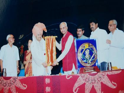 International astronomer Dr Jayant Narlikar was honored with the Shahu Award in Kolhapur | जयंत नारळीकरांचे महाद्वार रोडवर होते घर, हुजूरबाजार परिवार आजोळ; कोल्हापूरकरांनी जागवल्या आठवली International astronomer Dr Jayant Narlikar was honored with the Shahu Award in Kolhapur | जयंत नारळीकरांचे महाद्वार रोडवर होते घर, हुजूरबाजार परिवार आजोळ; कोल्हापूरकरांनी जागवल्या आठवली