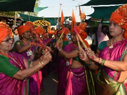 Drums, pancakes procession in front of the cards | ढोल, ताशांच्या निनादात पालखी मिरवणूक 