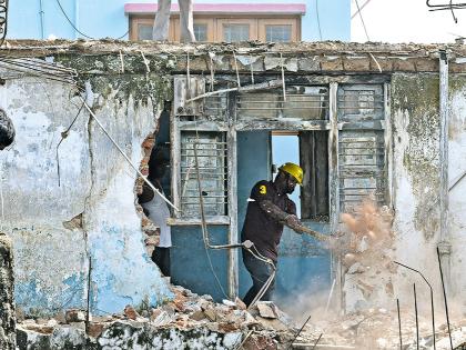 The four-storey dilapidated building continues to lay down | चार मजली जीर्ण इमारत पाडणे सुरू
