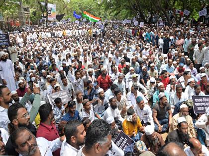 march of Muslim community in Kolhapur, protesting Ramgiri Maharaj controversial statement | कोल्हापुरात मुस्लीम समाजाचा विराट मोर्चा, रामगिरी महाराजांच्या वादग्रस्त वक्तव्याचा केला निषेध 