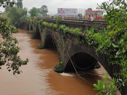 Even though the intensity of rains has subsided in Kolhapur, Panchganga remains at danger level, 139 schools in the district are closed 40 families are affected | कोल्हापुरात पावसाचा जोर ओसरला तरी पंचगंगा धोका पातळीवर, जिल्ह्यातील १३९ शाळा बंद, ४० कुटुंबे बाधित