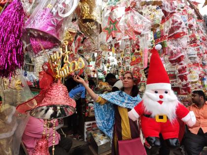 Market surrounded by Santa Claus, Christmas Tree, Jingle Bells, etc. | Christmas-सांताक्लॉज, ख्रिसमस ट्री, जिंगल बेल्स, आदींनी सजली बाजारपेठ