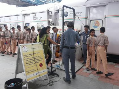 Great response to science express at Akola rly station | अकोल्यात 'सायन्स एक्सप्रेस'ला अभूतपूर्व प्रतिसाद