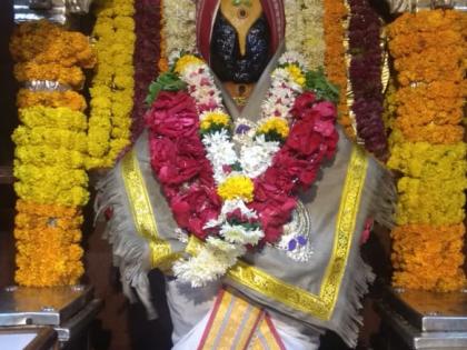 Wearing of warm clothes of Vitthal of Pandharpur | पंढरपूरच्या विठ्ठलाला उबदार कपड्याचा पोशाख