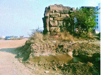 Vastu on the ancient highway on the path of demolition of a thousand years ago waterfall: the last thing in measuring the historical place in Shirwal; Anger in History Practices | एक हजार वर्षांपूर्वीची पाणपोई ढासळण्याच्या मार्गावर प्राचीन महामार्गावरील वास्तू : शिरवळमधील ऐतिहासिक ठेवा मोजतोय अखेरची घटका; इतिहासप्रेमींमधून नाराजी