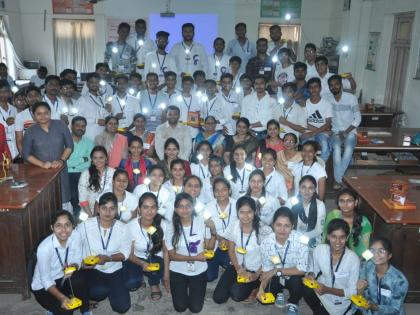 8 students create solar day! | १०० विद्यार्थ्यांनी केली सौरदिव्याची निर्मिती !