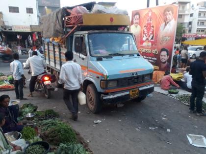 Encroachment of vegetable vendors on the main road at Karmad | करमाड येथे मुख्य रस्त्यावर भाजीपाला विक्रेत्यांचे अतिक्रमण