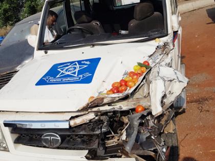 Push a vegetable pickup to the police van | भाजीपाला घेऊन जाणाºया पिकअपची पोलीस व्हॅनला धडक