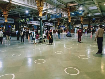 Video of physical distance on CSMT goes viral worldwide; A shower of appreciation everywhere | सीएसएमटीवरील फिजिकल डिस्टन्सिंगचा व्हिडीओ जगभरात व्हायरल; सर्वत्र कौतुकाचा वर्षाव 