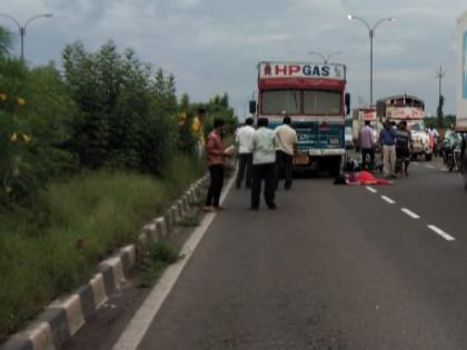 Baap-Leki's death in a truck and two-wheeler accident; Incident on Solapur-Hyderabad road | ट्रक व दुचाकीच्या अपघातात बाप-लेकीचा मृत्यू; सोलापूर- हैद्राबाद रोडवरील घटना