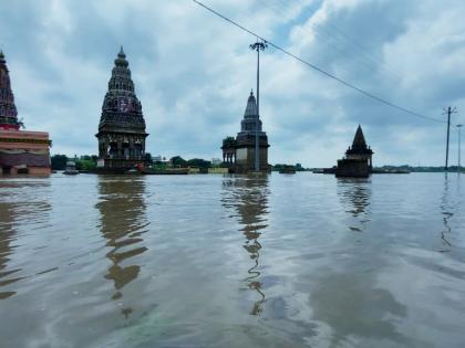 Water temples around the moon; The river Bhima began to overflow | चंद्रभागेतील मंदिरांना पाण्याचा वेढा; भीमा नदी दुथडी भरून वाहू लागली