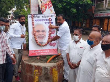 Onion garland on Modi's image; Congress agitation against onion export ban | मोदींच्या प्रतिमेला घातला कांद्याचा हार; कांदा निर्यातबंदीच्या विरोधात काँग्रेसचे आंदोलन