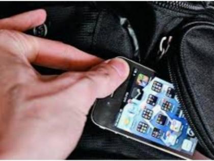 Places for stolen mobile phones:; He also visited beggars | चोरीला गेलेल्या मोबाईलसाठी पालथी घातली दारू मिळणारी ठिकाणे:; भिक्षेकऱ्यांचीही घेतली भेट