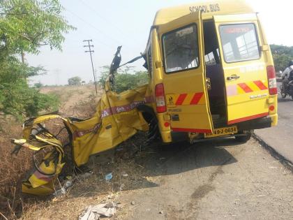 The bus of devotees returning from Jejuri hit the container; 11 injured | जेजुरीहून परतणाऱ्या भाविकांची बस कंटेनरला धडकली; ११ जण जखमी