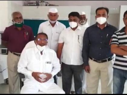 Former MLA Rajan Patil vaccinated his wife Corona at Angar Health Center | अनगरच्या आरोग्य केंद्रात घेतली माजी आमदार राजन पाटील यांनी सपत्नीक कोरोनाची लस 