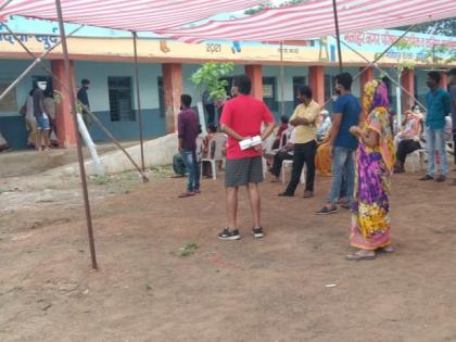 Confusion at the vaccination center due to lack of planning, anger among the citizens as the operator did not arrive on time | नियोजनाअभावी लसीकरण केंद्रावर गोंधळ ऑपरेटर वेळेत न पोहचल्याने नागरिकांमध्ये संताप