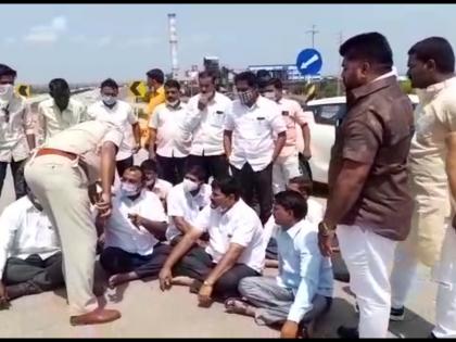 MLA Samadhan Avtade Dispute between police; Killed on the Solapur-Mangalvedha route | Maratha Akrosh Morcha: आमदार समाधान आवताडे अन् पोलिसांमध्ये वाद; सोलापूर-मंगळवेढा मार्गावर मारला ठिय्या