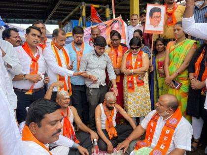 mns shaves shraddha against potholes at kasheli toll plaza in bhiwandi | भिवंडीतील कशेळी टोलनाक्यावर रस्त्यावरील खड्ड्यांच्या विरोधात मनसेने मुंडण करुन घातले श्राद्ध