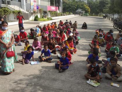 students 'School agitation' outside in Nitin Gadkari's house | नितीन गडकरींच्या घरासमोर विद्यार्थ्यांचे 'शाळा आंदोलन', रस्त्यावरच भरवली शाळा