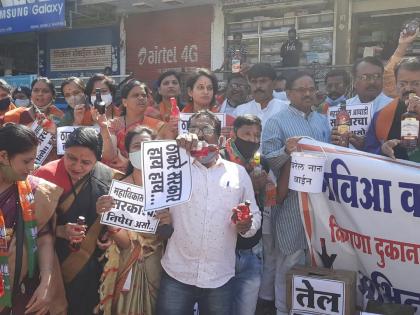 BJP's agitation in Amravati over over wine sales in maharashtra | वाईन विक्री विरोधात भाजपचं आंदोलन, भरचौकात थाटले प्रतिकात्मक मद्यविक्रीचे दुकान