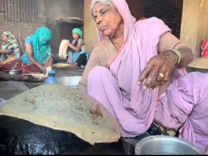 lambi matka roti one of the famous street food of vidarbha | विदर्भातील फेमस 'मटका रोटी' जिची आहे दूरवर ख्याती.. एकदा खाऊन तर बघा