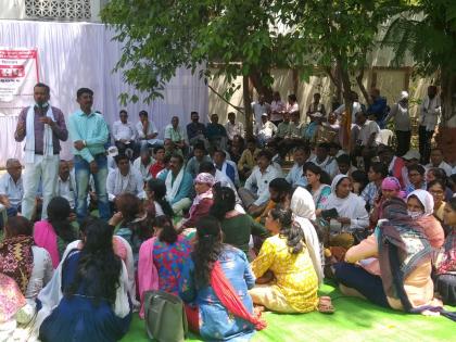 विद्युत भवन काटोल येथे जमलेले वीज मंडळ कर्मचारी विद्युत भवन काटोल येथे जमलेले वीज मंडळ कर्मचारी