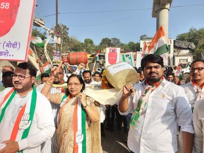 Congress protests against fuel price hike in Bhiwandi | भिवंडीत इंधन दर वाढीची अंत्ययात्रा काढून काँग्रेसचे निदर्शन 