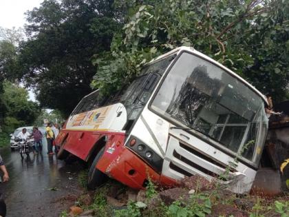 Lanja Ratnagiri bus accident due to brake failure | ब्रेक निकामी झाल्याने लांजा-रत्नागिरी बसला अपघात, सुदैवाने मोठी दुर्घटना टळली