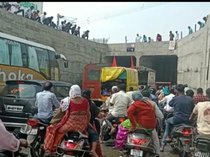 ST bus stuck under railway gate in Sangola; Know what happened next in detail | सांगोल्यात रेल्वे गेट खाली एसटी बस अडकली; पुढे काय घडलं जाणून घ्या सविस्तर