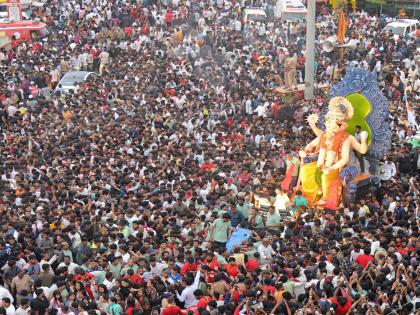 The Ganesh idol of the 'King of Kolhapur' of the Round Circle Mitramandal in Rankalaves Kolhapur arrived with joy on Sunday | ढोल-ताशांचा गजर, ‘कोल्हापूरच्या राजा’चे जल्लोषात स्वागत, दर्शनासाठी गणेशभक्तांची मोठी गर्दी-video The Ganesh idol of the 'King of Kolhapur' of the Round Circle Mitramandal in Rankalaves Kolhapur arrived with joy on Sunday | ढोल-ताशांचा गजर, ‘कोल्हापूरच्या राजा’चे जल्लोषात स्वागत, दर्शनासाठी गणेशभक्तांची मोठी गर्दी-video