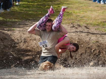 Weird festival wife carrying world championship sonkajarvi finland | पत्नीला खांद्यावर घेऊन धावण्याची अनोखी स्पर्धा, विजेत्याला काय मिळतं वाचून व्हाल अवाक्...