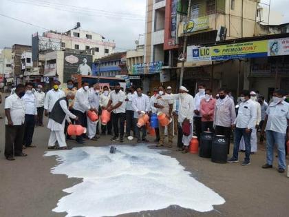 Give Rs 30 liter price for milk - Government protests by pouring milk on the streets | दुधाला ३० लिटर रुपये भाव द्या- रस्त्यावर दूध ओतून सरकारचा निषेध