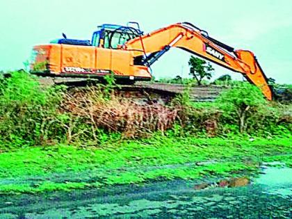 Excavation of three hundred farmers' farm constructions | तीनशे शेतकऱ्यांच्या शेत बांधांचे खोदकाम